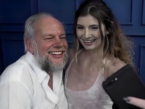 Vieux grand-père martelant un chercheur d'or de 21 ans après une