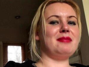 Gorge baisée par un soumis britannique jusqu'à ce qu'il soit rouge