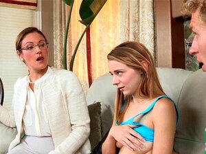 Plan à trois en différé. Douce chérie et une nana mature se font