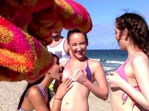 Une mignonne joueuse en chaleur se fait baiser fort pendant les