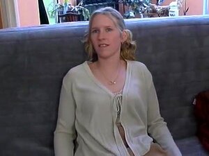 Une blonde amateur suce, gode et baise pendant l'audition, Une jolie