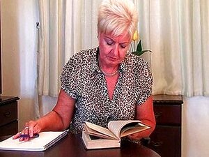 Mamie bien en chair se masturbe avec un gode