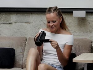 Des copines latines chaudes se lèchent la chatte dans le jardin