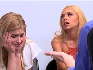 Belle-mère aux gros seins et belle-fille mignonne se regardent se