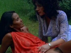 Laura Gemser Scène lesbienne et buisson dans l'Alcove
