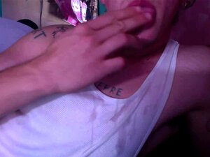 Venez découvrir ce show webcam torride avec un emo baveur et de