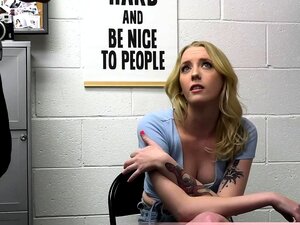 Une mignonne blonde voleuse paie avec sa chatte