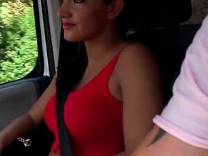 Étudiante mignonne en auto-stoppeur baise son élève