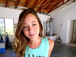Une mignonne se fait baiser une grosse bite, une petite ado se fait