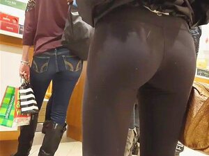 Le cul le plus chaud jamais dans un collant noir amené par un vrai