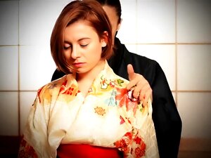 Femme asiatique attachée et suspendue dans un entraînement BDSM