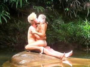 Belle fille baise avec un homme sauvage dans un lagon bleu Partie 1