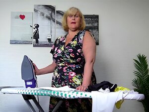 Belle-mère salope en bas nylons repassant son pantalon, fait une