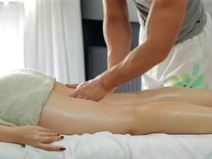son premier massage sexuel nu torride. Une brune fraîche avec de gros