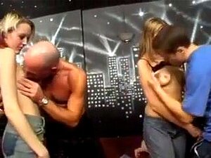 Razz- deux couples et un méga lit et c'est parfait. Deux couples et