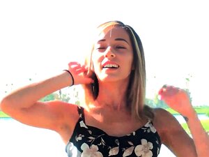 Découvrez le charme séducteur d'Averie, une bombe blonde athlétique
