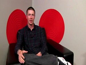 Un mec amateur hétéro tire sur sa bite dure pour de l'argent