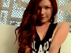 Mia Sollis sexy tchèque avec des poils lus