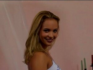 La belle blonde reçoit une faciale dégueulasse, une éjaculation.