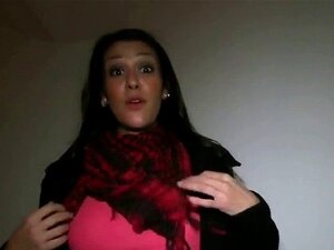 Une brune amateur chaude baisée dans les escaliers en public. Une