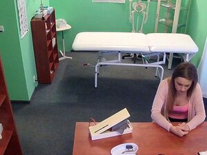 Infirmière lesbienne baise une nana chaude. Infirmière lesbienne