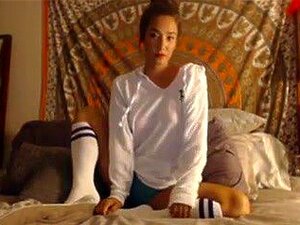 Eva Lovia se déshabille jusqu'à la cam de ses chaussettes