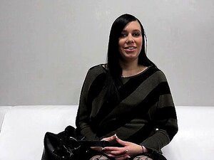 Casting de brune enceinte et sperme sur les seins