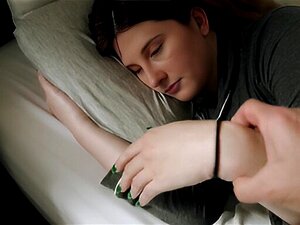 Belle-fille avec des gros nichons se touche pendant - Bess Breast