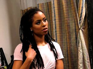 Kira Noir offre de l'anal pour un mec au hasard dans un Gloryhole