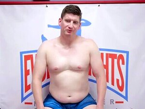 Sofie Marie lutte nue contre Hanz se fait doigter dans une bataille