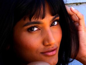 La MILF indienne Angel Constance se déshabille en solo