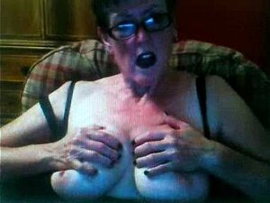 Mamie dans une webcam R20