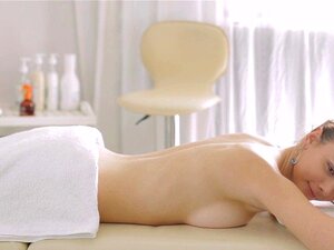 Une fille perd son anal. Une mignonne chaude est heureuse de se faire