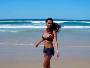 Sexy ladyboy à la plage
