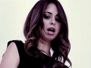 La mignonne demi-sœur jouit. La mignonne demi-sœur atteint l'orgasme