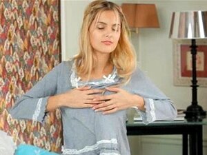 douce sasha se doigte le cul