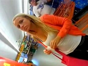 Une adorable allemande aux cheveux dorés avec des mangues d'amour