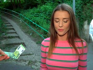 Une nana modèle européenne mince se fait sauter pour pas beaucoup de