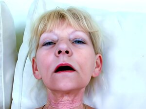 SLIM 77YR old GRANNY ANNA rugueux baise par grosse bite grand