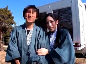 Un athlète donne une leçon de baseball à une petite blonde