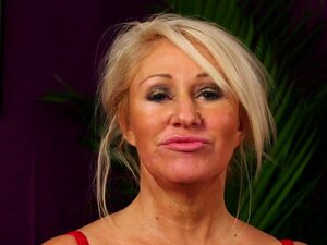 MILF sexy double face après une pipe. MILFs sexy double face après