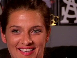 Un mec frais baise une jolie nana. Après s'être mis sur une jolie