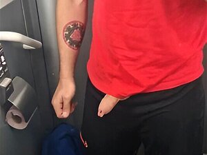 Minet mignon assis à côté de moi dans le train me fait bander alors