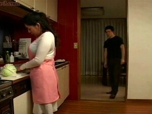 Découvrez les plaisirs exotiques d'une chaude japonaise. Laissez-la
