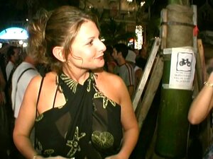 Regardez cette femme sexy exhiber ses courbes et offrir un spectacle