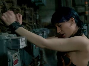 L'esclave Leia enchaînée et baisée par son droïde