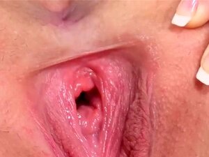 Une mignonne tchèque chaude écarte son petit minou serré pour le