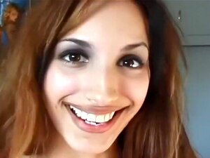 Fille coquine avec une chatte parfaite suce jusqu'à l'éjac faciale