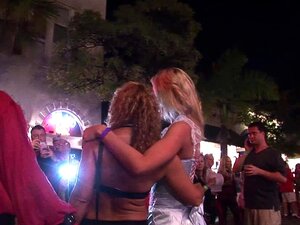 Des échangistes nus faisant la fête dans les rues,