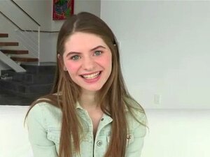 Petite et jolie mais salope mignonne Alice se fait baiser une grosse